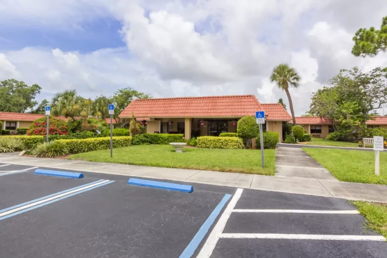 2 bradenton gardens entrance c1000x667 768x512