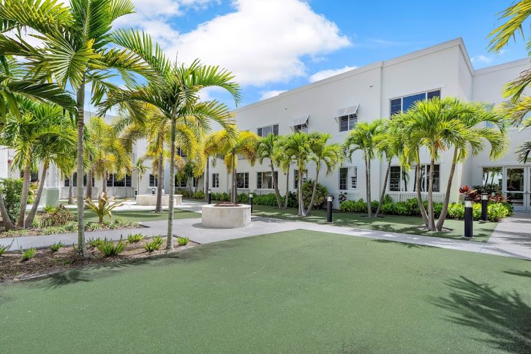 luxe senior living at jupiter p4 768x512